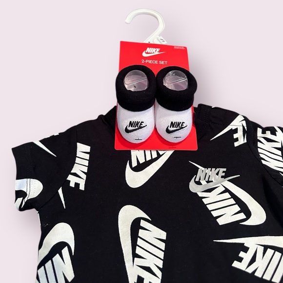 NWT Baby Nike Logo Print Black and White Bodysuit With Booties Set Size 0-6 Mon - Picture 3 of 8